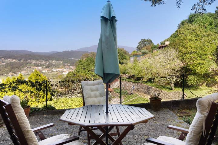 Holiday Home 'Do Sobreiro' with Mountain View, Private Pool and Wi-Fi in Freixieiro de Soutelo, Viana do Castelo District