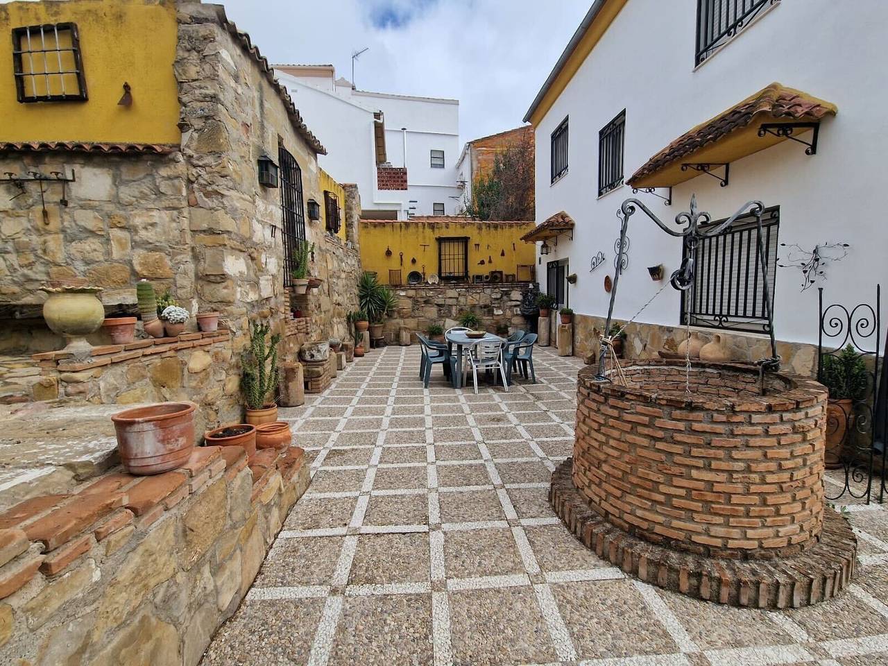 Casa Emilia: Rural Retreat with Private Terrace, Garden, and Wi-Fi in Baeza, Jaén Provins