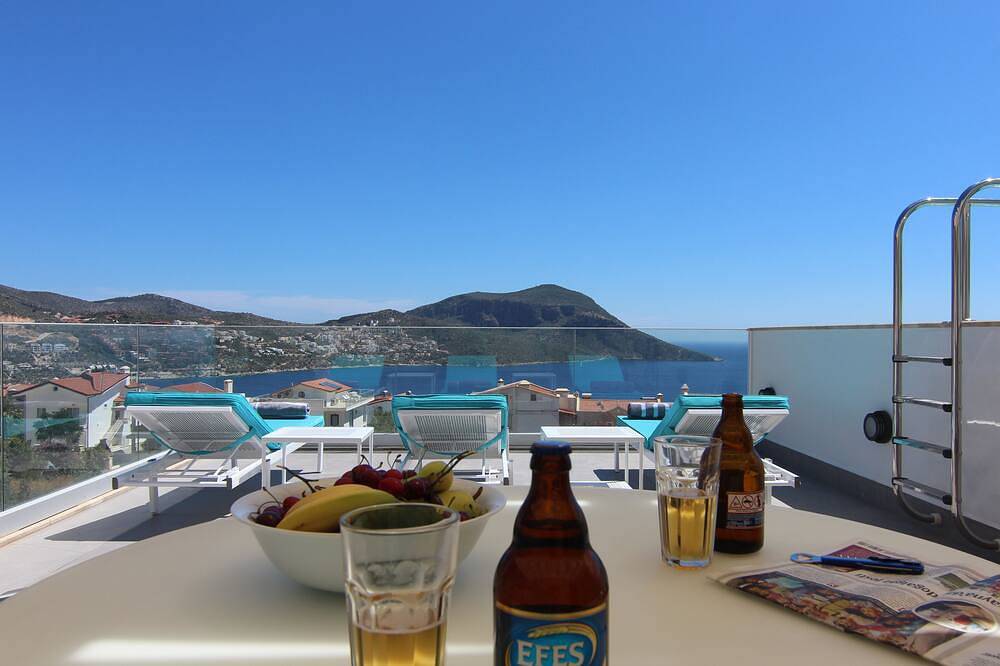 Ganze Wohnung, Brandneues, modernes Luxusapartment mit atemberaubendem Meerblick und privatem Dachpool. in Kaş, Provinz Antalya