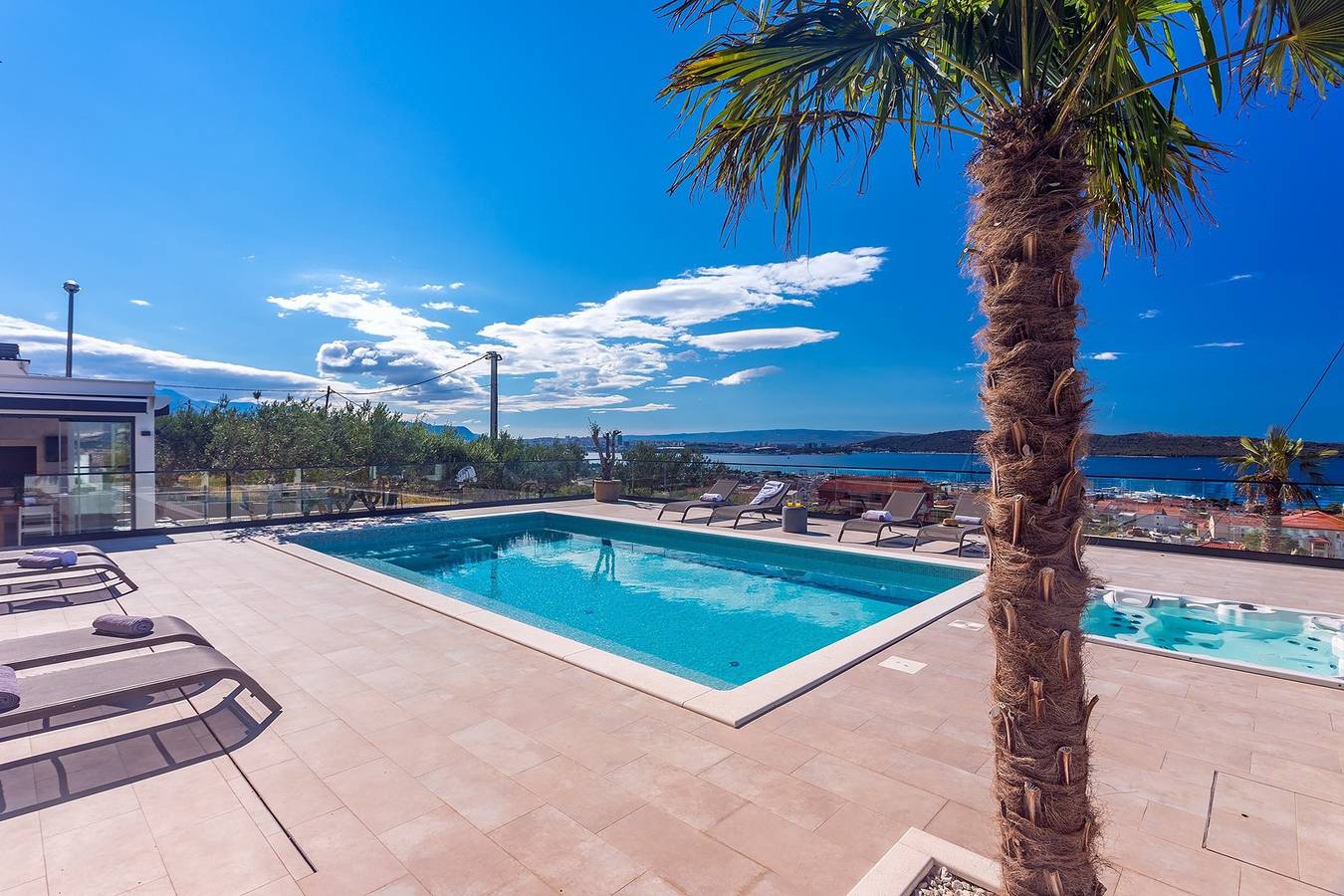Villa Aria mit beheiztem Pool, Whirlpool, Meerblick in Kastel Gomilica, Kaštela