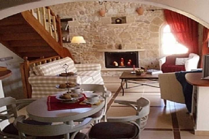 Villa Melody de Rock House (2 chambres, 4 couchages) avec jardin et piscine privés. in Plataniás, Région de la Canée