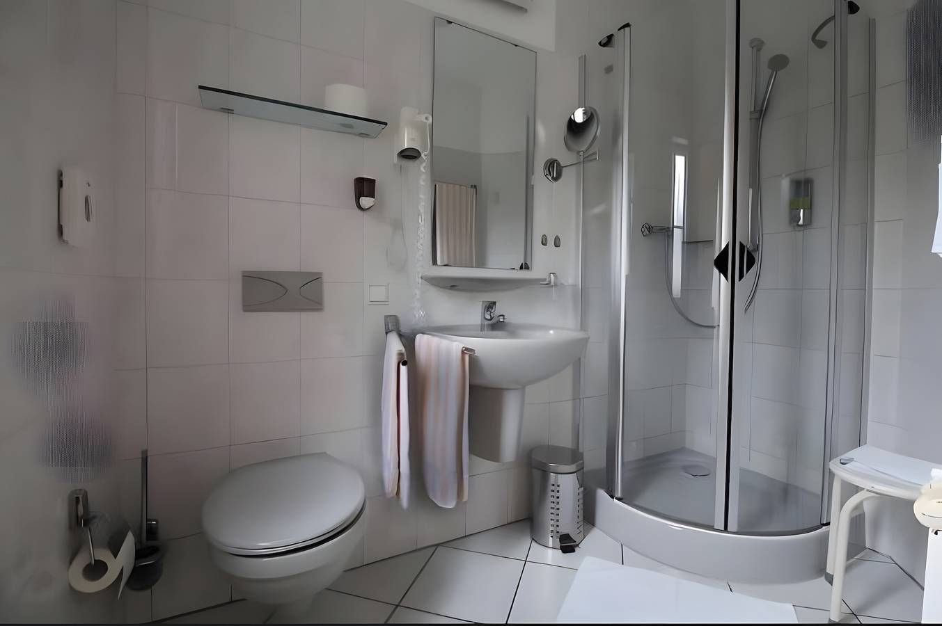 Doppelzimmer 12 – mit Dusche und Wc, Bergblick, Balkon , Gemeinschaftsterrasse & Wlan in Hornberg, Mittlerer Schwarzwald