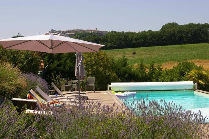 Gîte pour 6 personnes, avec Terrasse ainsi que Jardin et Piscine à Castelnau-de-Montmiral