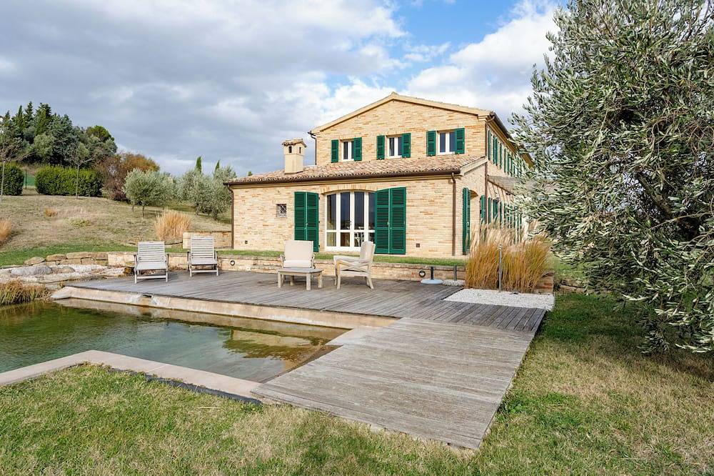 Elegant typical farmhouse with pool large wooded courtyard 10 minutes from Jesi in Jesi, Ancona Provinz