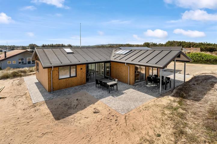 Ferieudlejning for 12 personer, med Jacuzzi og Terrasse samt Sauna i Klitmøller