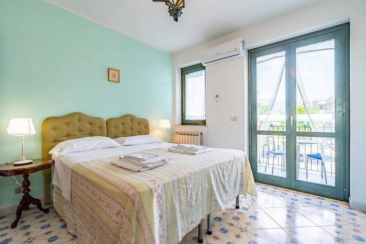 Entire apartment, Guesthost - Cozy 55 sqm apartment in Mascali, ideal for 4 people. Equipped with air conditioning, and 2 balconies, the apartment offers comfort and convenience. Located just 1 minute walk from the beach, with a road next to the building providing direct in Fondachello, Mascali