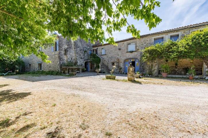 Hôtel pour 2 personnes, avec terrasse ainsi que piscine et jardin à Argelliers