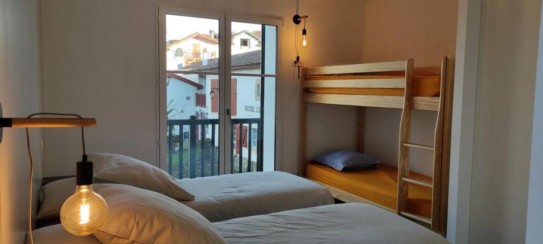 Gîte pour 12 personnes, avec Balcon ainsi que Terrasse et Vue dans Office De Tourisme De Sare
