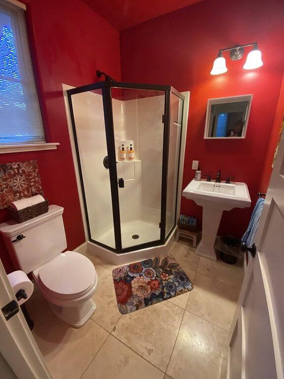 Luxurious Home w/Hot Tub, 5 minute walk to Town and Beach in Orcas Island