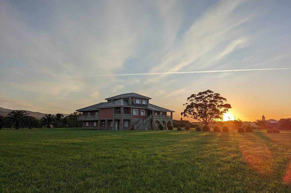 Ganze Wohnung, Habitación Doble en Elegante Mansión con Zonas Comunes y Jardín in Ribadeo, Rías Altas