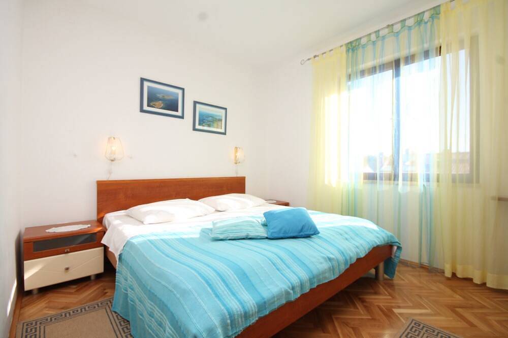 Ganze Wohnung, 2-Zimmer-Ferienwohnung mit Terrasse Mali Losinj, Losinj in Mali Lošinj, Lošinj