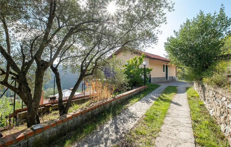 Agriturismo per 12 persone, con giardino e terrazza nonché piscina, adatto a famiglie con bambini in Provincia di Genova