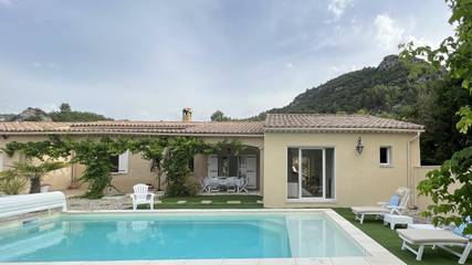 Gîte pour 6 personnes, avec jardin ainsi que terrasse et piscine dans la Drôme