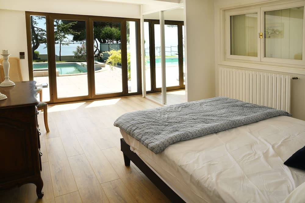 Villa avec piscine chauffée et magnifique vue mer in Pontaillac, Royan