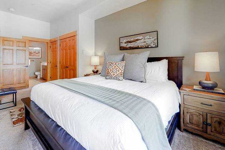 Vacation rental for 6 people, with hot tub and pool as well as balcony in Steamboat Springs