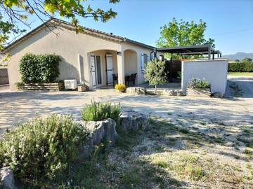 Maison de vacances pour 4 personnes, avec piscine ainsi que vue et jardin en Ardèche
