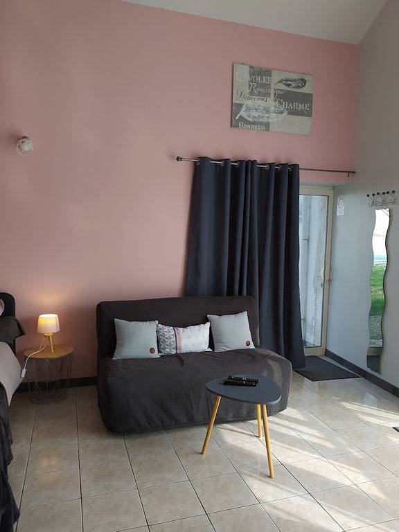 Studio entier, Agréable studio Elemiah, classé 3 * in Gémozac, Région de Saintes