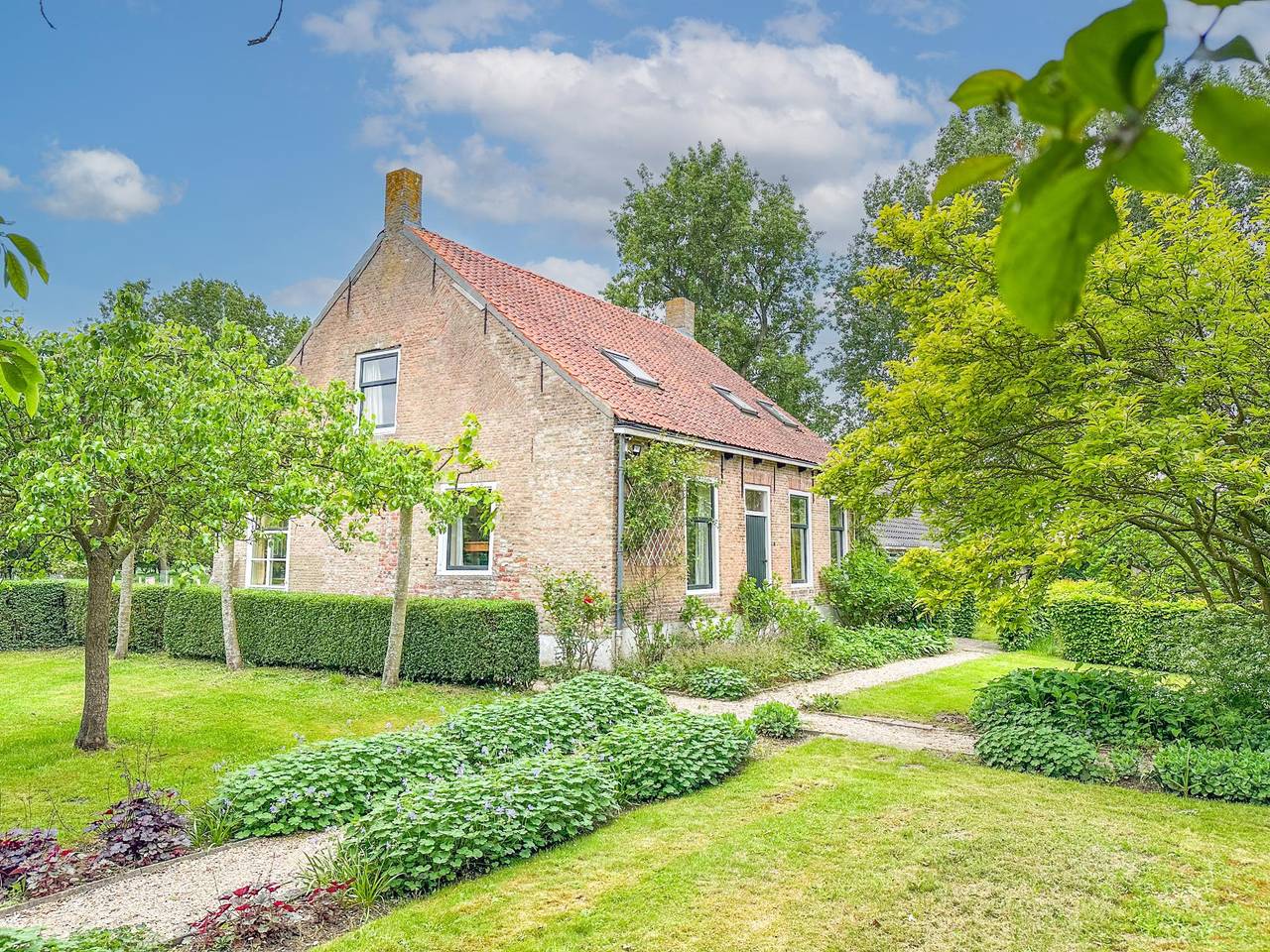 Charakteristisches Haus mit großem Garten in Niederländische Nordsee