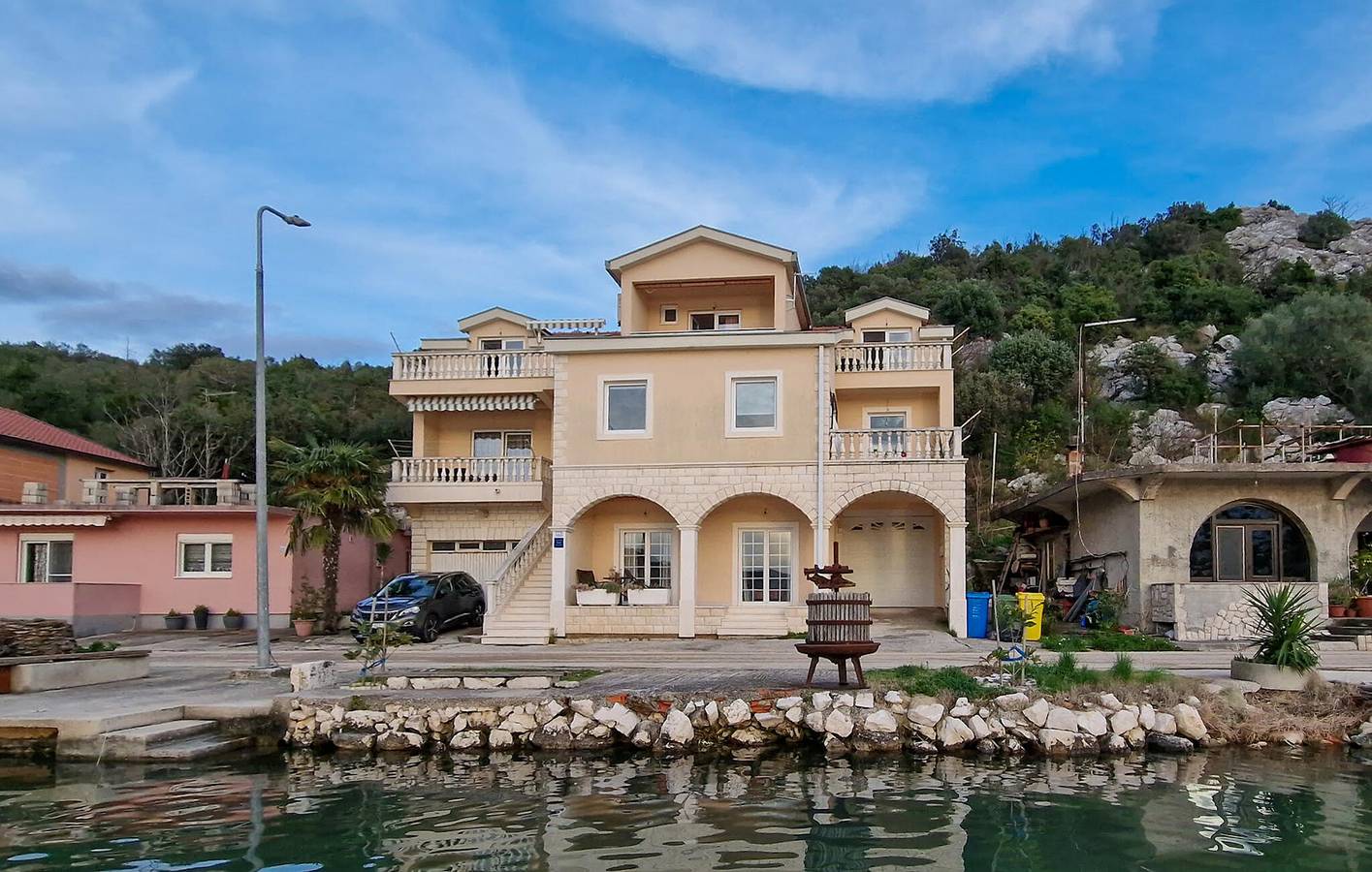 Ganze Ferienwohnung, Apartment mit Meerblick, Terrasse und Parkplatz in der Nähe der Neretva in Rogotin, Dubrovnik-Neretva