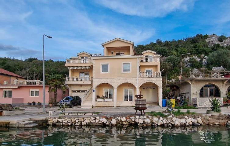 Ganze Ferienwohnung, Apartment mit Meerblick, Terrasse und Parkplatz in der Nähe der Neretva in Rogotin, Dubrovnik-Neretva