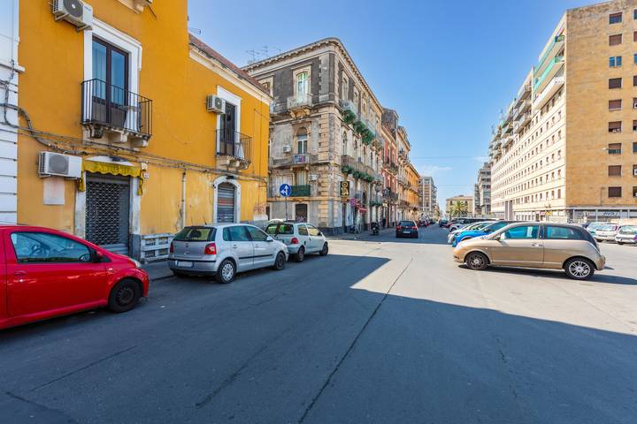 Appartement entier, Appartement "Gold Suite" avec balcon, Wi-Fi et climatisation in Catane, Province de Catania