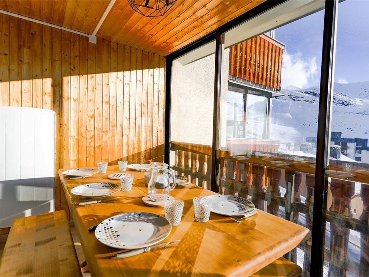 Entire apartment, Renovated Mountain Style Apt - Val Thorens - Sleeps 6 - Ski-In/Ski-Out - South-Facing Balcony in Val Thorens, Les Trois Vallées