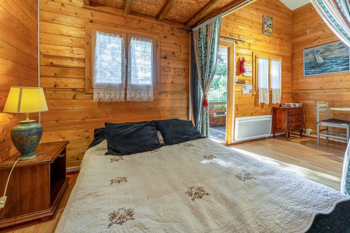 Chalet "Gîte" with Private Pool, Wi-Fi, and Air Conditioning in Saint-Paulet-de-Caisson, Nimes region