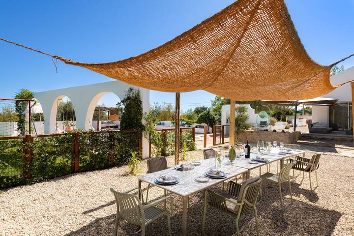 Casa de Férias 'Modern Farmhouse with Pool' com Vista para a Montanha, Wi-Fi e Ar Condicionado in Santo Estévão, Ria Formosa