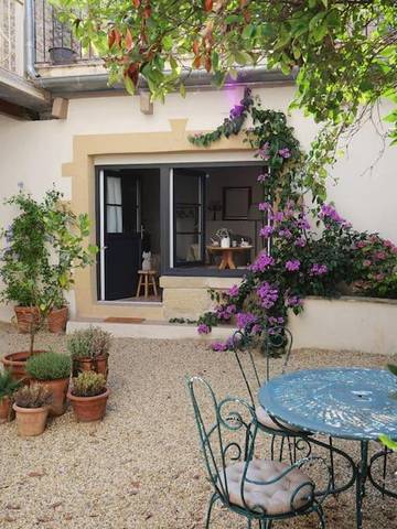 Gîte pour 2 personnes, avec jardin ainsi que vue et terrasse à Aigues-Vives