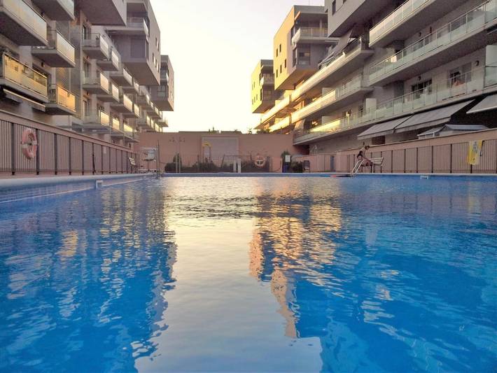 Ferienwohnung für 7 Personen, mit Balkon und Terrasse sowie Pool und Ausblick in Badalona - 4