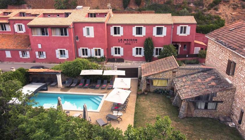 Hôtel pour 2 personnes, avec Terrasse et Jardin ainsi que Piscine et Vue à Roussillon