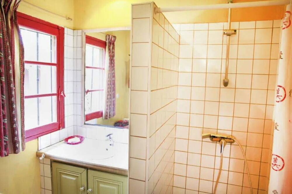 Entire apartment, Camoin - Mezzanine studio with terrace and park view in Fourques, Nimes region