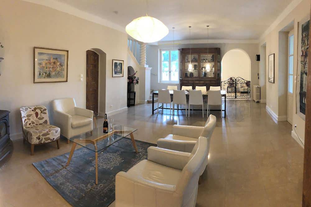 Große Villa, umgeben von Pinien in der Provence in Sernhac, Nimes und Umgebung