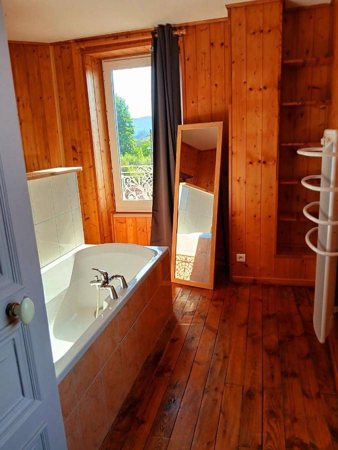 Chambre d’hôte pour 6 personnes, avec vue ainsi que jardin et terrasse en Auvergne - 2