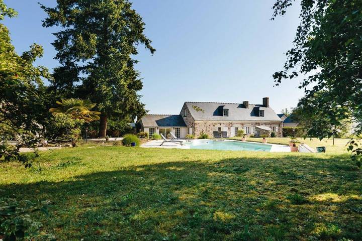 Gîte pour 2 personnes, avec terrasse et piscine ainsi que jardin et vue à Blaison-Gohier - 2
