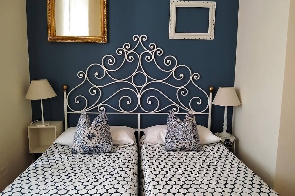 Cozy double room with en-suite bathroom overlooking the canals in Livorno, Etruskische Küste
