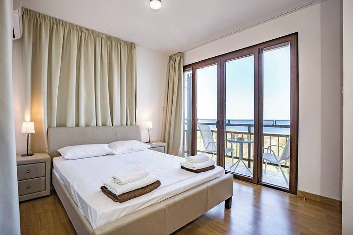 Cuatro dormitorios villa en primera línea in Protaras, Chipre Sur