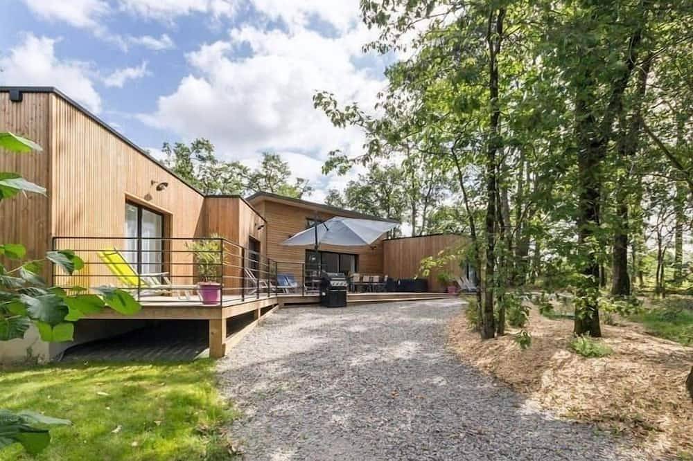 Grande maison en bois avec parc, terrasse, jeux et équipements modernes entre Nantes et Pornic in Port-Saint-Père, Région de Nantes