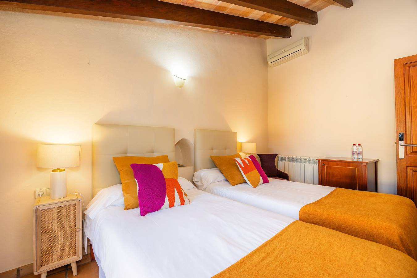 Habitación doble con baño exterior privado con Piscina Compartida, Wi-Fi y Aire Acondicionado in Sineu, Interior de Mallorca