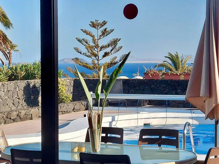 Vacation Home "Villa Fernando" with Sea View, Private Pool & Wi-Fi in Playa Blanca, Yaiza