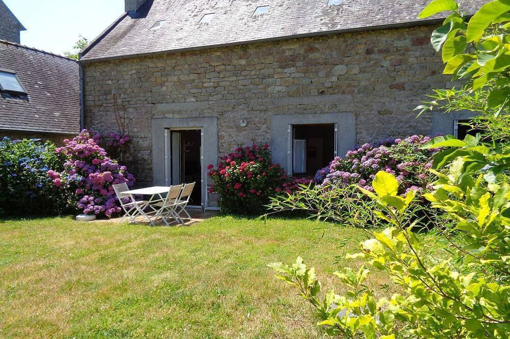Petite longère ancienne, de plain pied avec jardin au calme in Plobannalec-Lesconil, Côte de Cornouaille