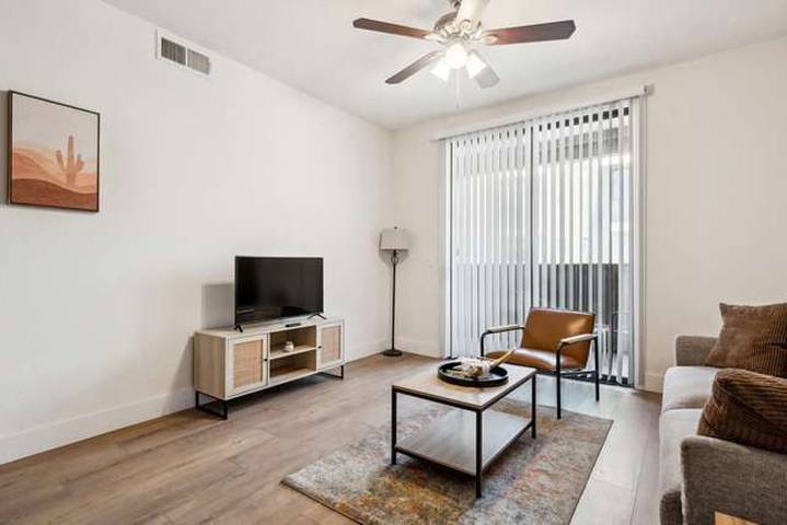 Vacation rental for 4 people, with balcony and pool as well as yard, kid friendly in Glendale