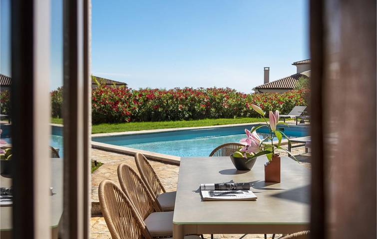 Geräumige 2-Zimmer-Wohnung mit Pool und Terrasse in der Nähe des Stadtzentrums von Heraki in Sveti Lovreč Pazenatički, Zentralistrien
