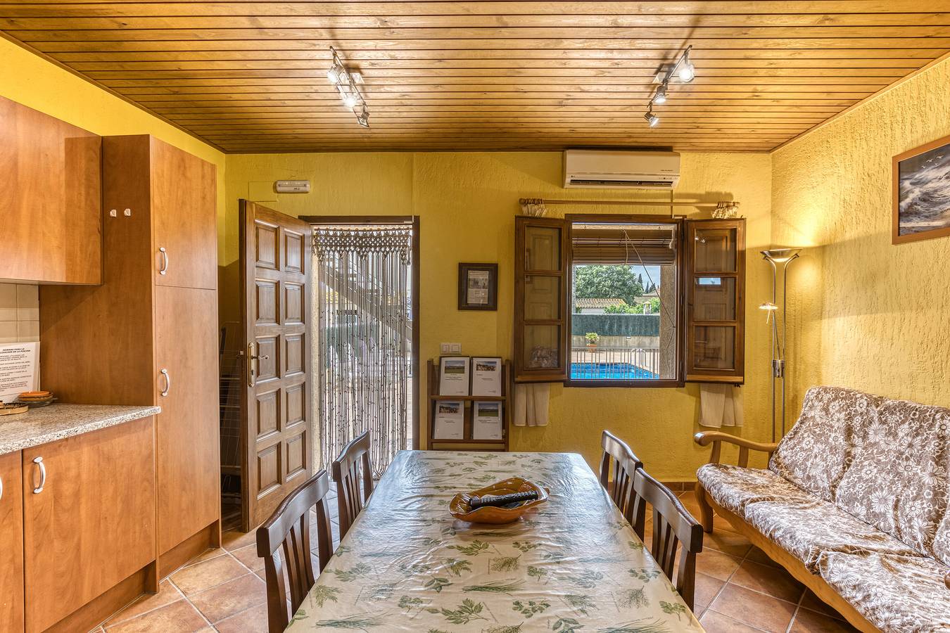 Apartamento entero, Apartamento 'Cal Ferrer 2 - Quadres' con piscina compartida, Wi-Fi y aire acondicionado. in Torroella de Fluvià, Alt Empordà