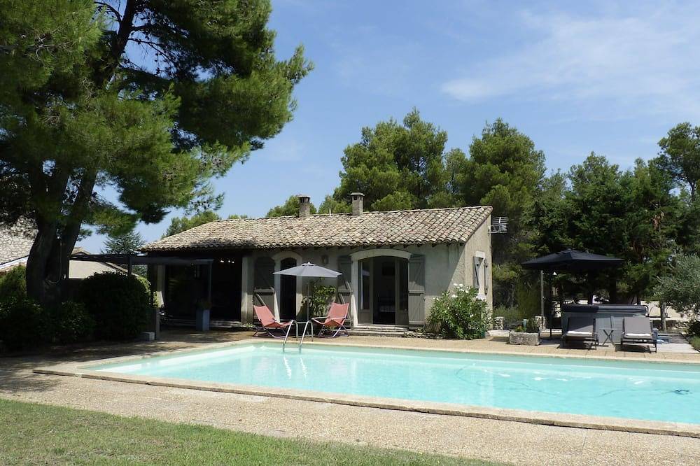 Cottage avec piscine privée, bain à remous et jardin paisible in Eygalières, Région d'Arles
