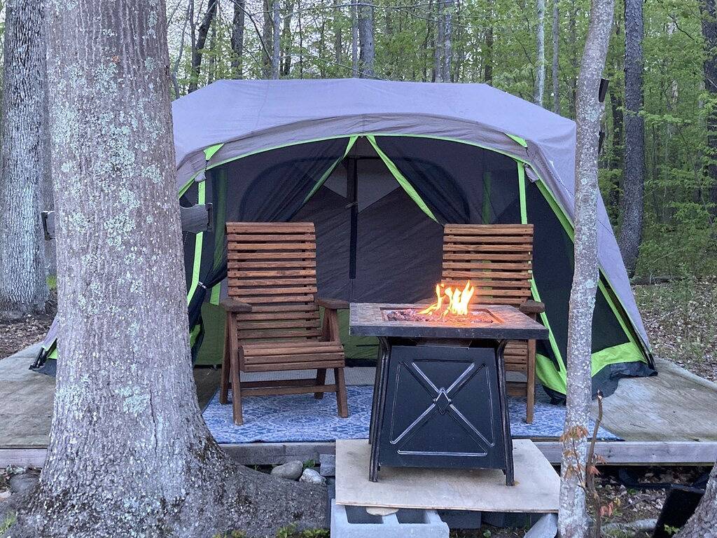 Eine schöne Blockhütte im Wald, auf einem See (Pontoosuc), noch in der Nähe von allem in Lanesborough, Berkshire County