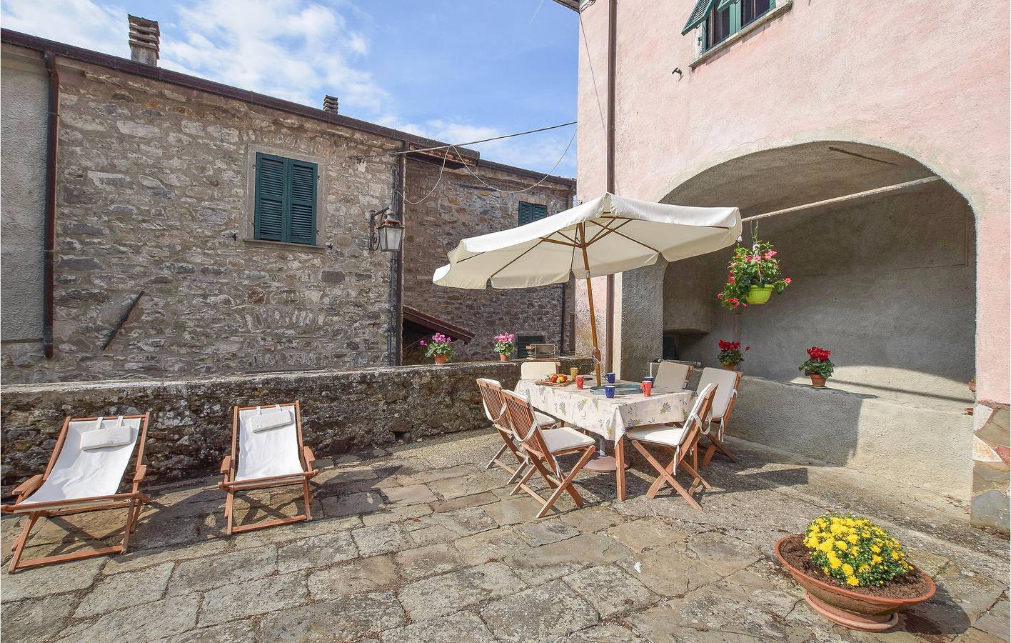100qm Wohnung mit WiFi, Pool und Garten in Mulazzo, Val di Magra