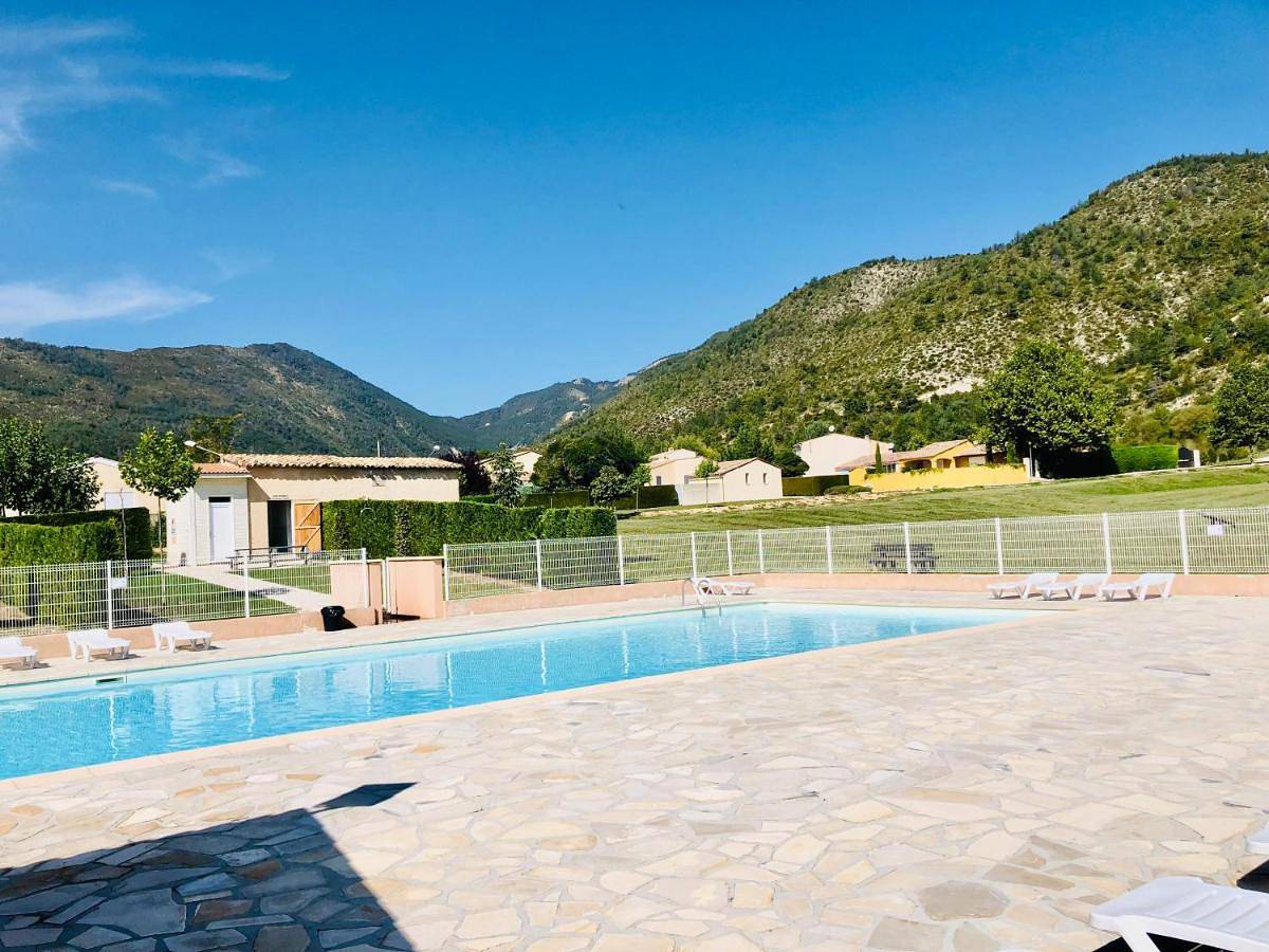 À deux pas du lac élégant chalet spacieux en domaine privé avec piscine restaurant et boulangerie in Castellane, Castellane und Umgebung