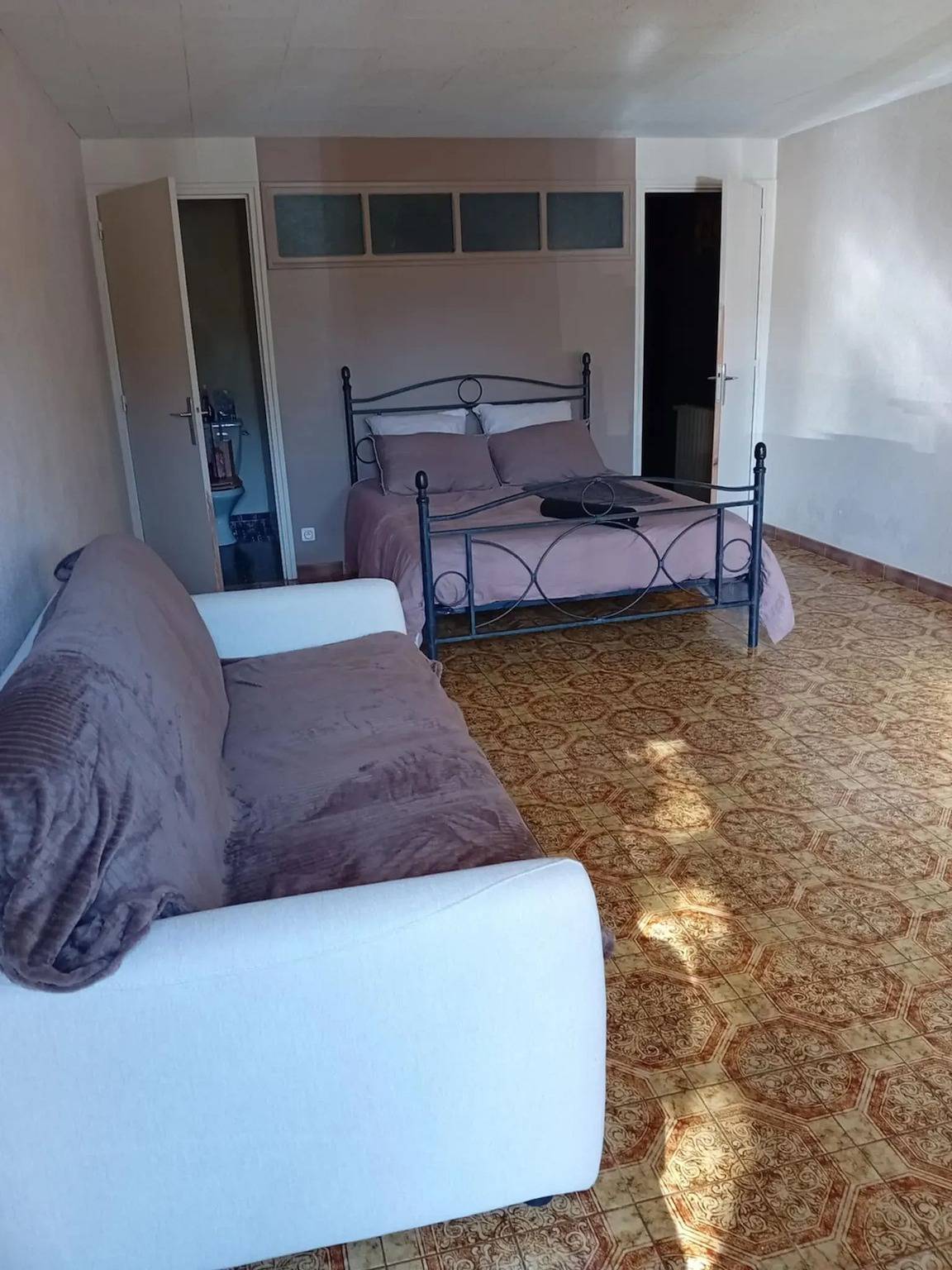 Studio entier, Charmant studio à Aubusson avec terrasse 35 m² in Aubusson, Région d'Aubussargues