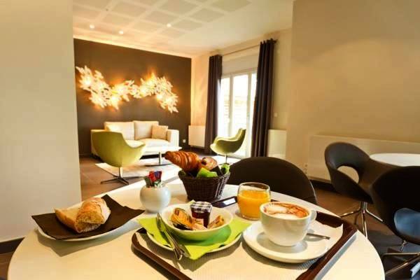 Location de vacances pour 4 personnes, avec piscine et jacuzzi ainsi que sauna et balcon dans Office de Tourisme de Thonon les Bains - 2